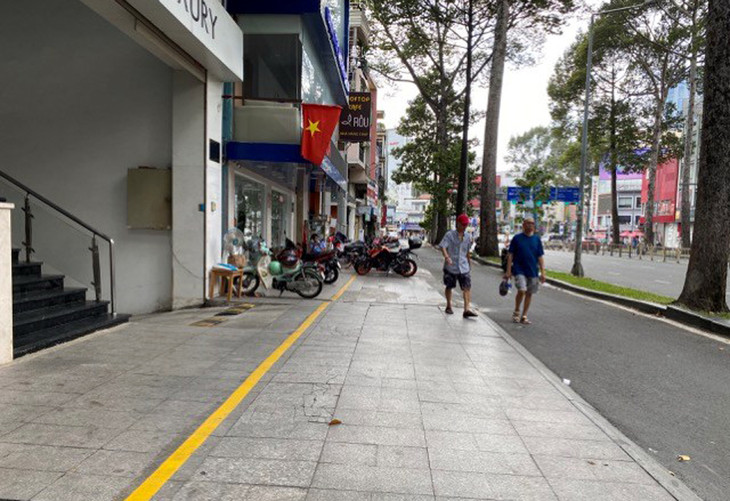Nhiều vỉa hè ở Quận 1 đã được kẻ vạch để người dân giữ xe tự quản
