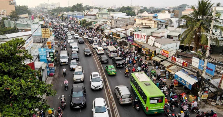 Kẹt xe trên quốc lộ 13, hướng vào trung tâm TP.HCM