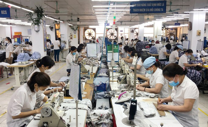 Ca làm việc trong dây chuyền sản xuất áo sơ mi tại Công ty May 10 (Hà Nội)