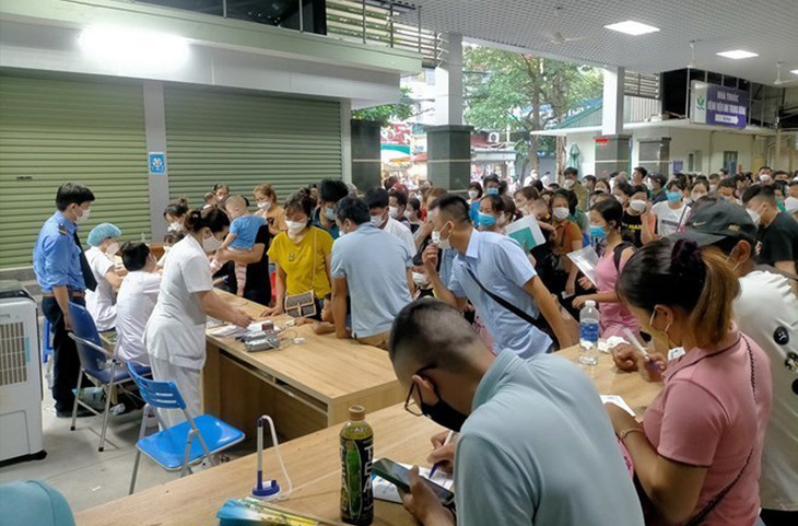 Người dân chờ đợi giấy chuyển tuyến điện tử, nhằm giảm thời gian thực hiện thủ tục khám chữa bệnh, chuyển tuyến giữa các cơ sở y tế. Ảnh minh hoạ