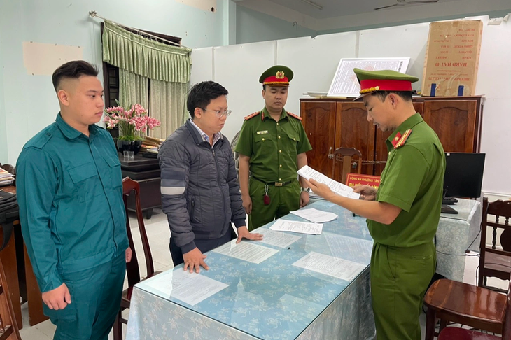 Công an đọc lệnh bắt đối tượng Hà Hải Đăng