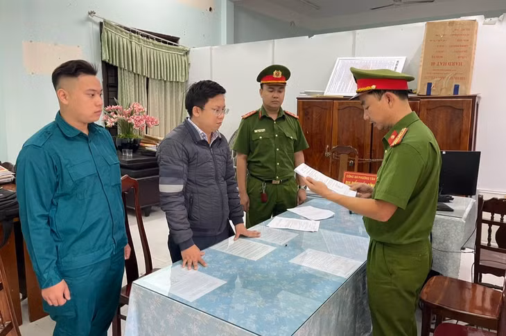 Công an đọc lệnh bắt đối tượng Hà Hải Đăng