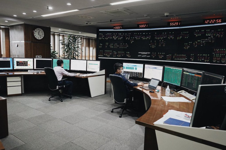 Các kỹ sư vận hành hệ thống điện tại Trung tâm Điều độ hệ thống điện quốc gia (A0)