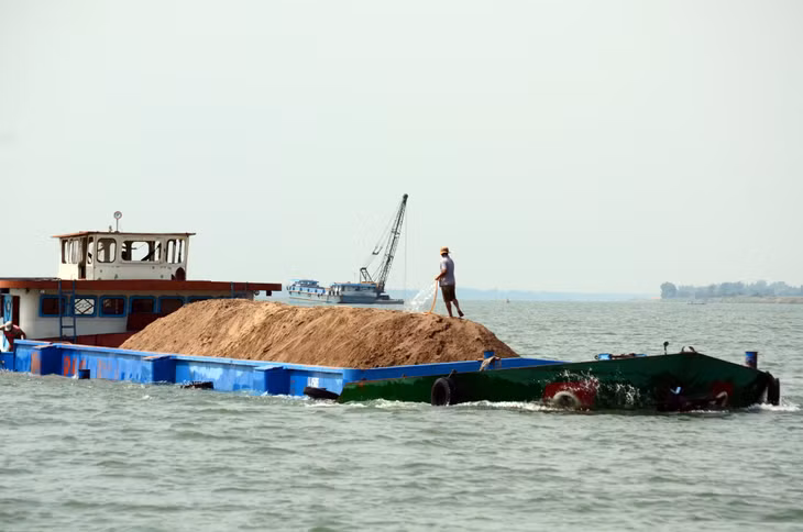 Người dân khai thác cát tại Đồng bằng sông Cửu Long