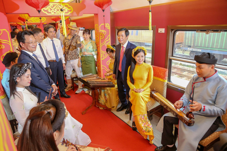 Văn hoá Huế thông qua ca Huế phục vụ du khách trên tàu Văn hoá Huế thông qua ca Huế phục vụ du khách trên tàu