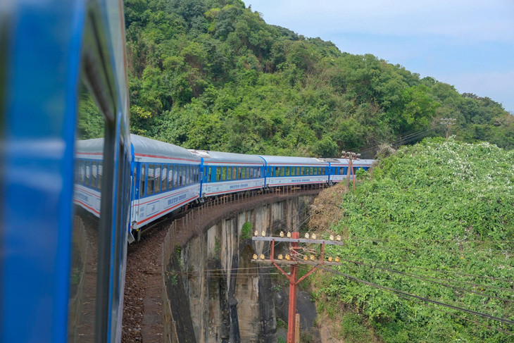 Tàu vượt cung đường đèo Hải Vân (Hải Vân Quan) với chiều dài 22km, qua 6 hầm chui đường sắt và 18 cây cầu Tàu vượt cung đường đèo Hải Vân (Hải Vân Quan) với chiều dài 22km, qua 6 hầm chui đường sắt và 18 cây cầu