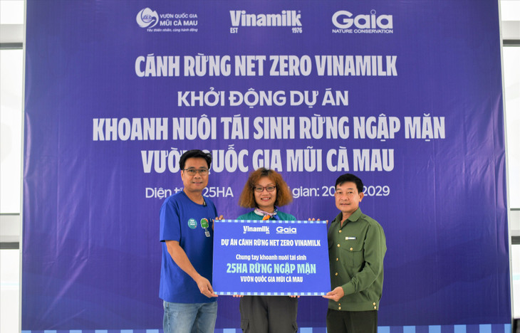 Ông Lê Hoàng Minh (bên trái) đại diện Vinamilk và bà Đỗ Thị Thanh Huyền đại diện Gaia trao tượng trưng bảng 25 ha rừng ngập mặn thuộc dự án “Cánh rừng Net Zero Vinamilk” cho đại diện Vườn Quốc gia Mũi Cà Mau. Ảnh: Vinamilk