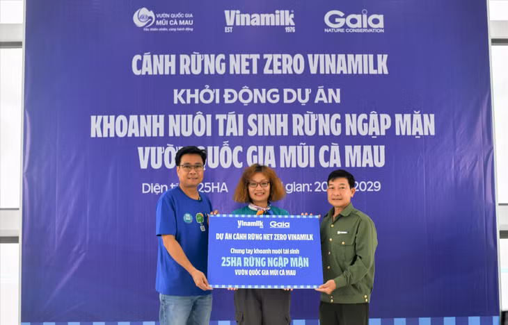 Ông Lê Hoàng Minh (bên trái) đại diện Vinamilk và bà Đỗ Thị Thanh Huyền đại diện Gaia trao tượng trưng bảng 25 ha rừng ngập mặn thuộc dự án “Cánh rừng Net Zero Vinamilk” cho đại diện Vườn Quốc gia Mũi Cà Mau. Ảnh: Vinamilk