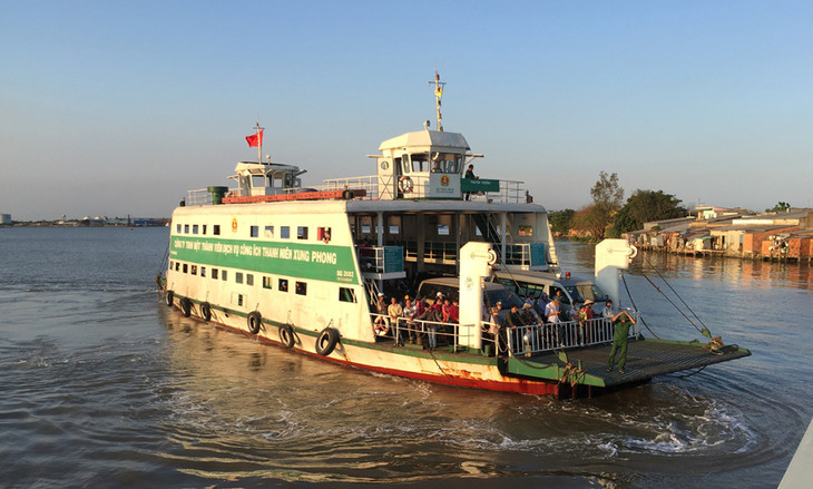 Phà chở khách ở bến Bình Khánh
