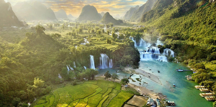 Thác Bản Giốc ở xã Đàm Thủy, huyện Trùng Khánh, được ví như viên ngọc của du lịch Cao Bằng