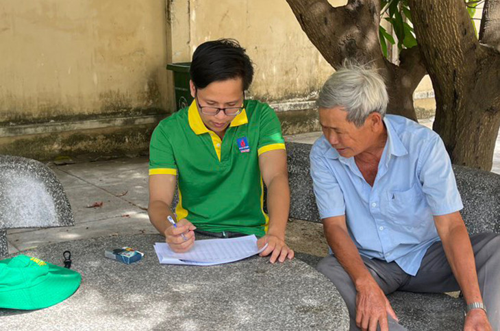 Kỹ sư Nhà máy NPK Phú Mỹ lắng nghe ý kiến bà con nông dân góp ý cho sản phẩm