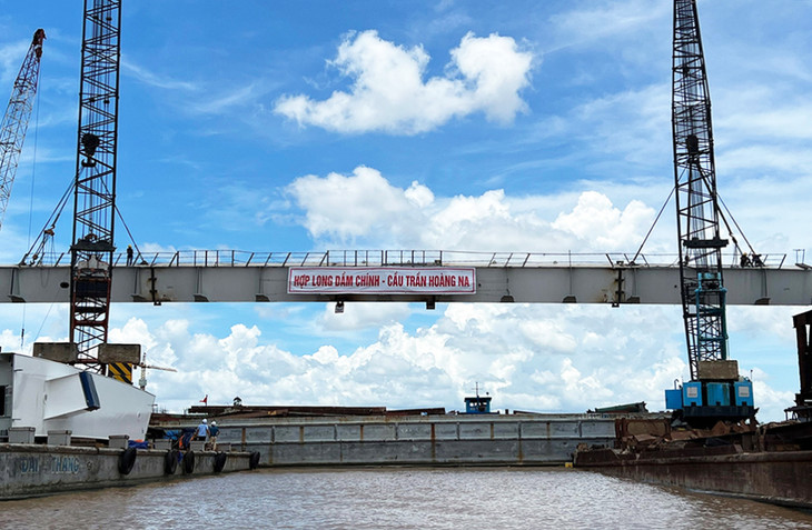 Hợp long nhịp dọc phía thượng lưu cầu Trần Hoàng Na