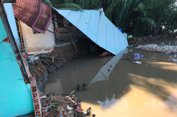 Hiện trường một vụ sạt lở ven rạch Giồng - sông Kinh Lộ (huyện Nhà Bè, TP.HCM)