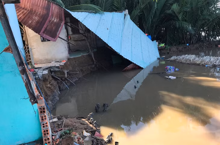 Hiện trường một vụ sạt lở ven rạch Giồng - sông Kinh Lộ (huyện Nhà Bè, TP.HCM)