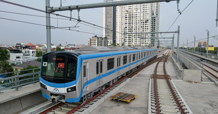 Đoàn tàu thuộc tuyến Metro số 1 chạy thử đoạn trên cao