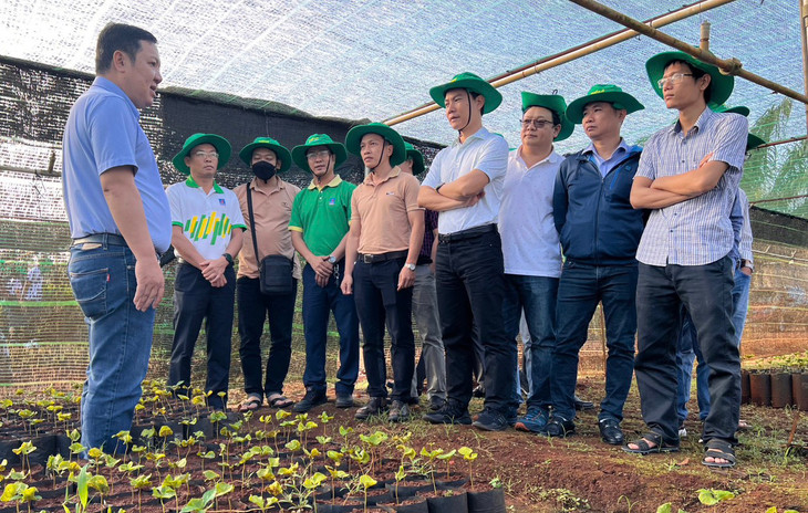 Các kỹ sư Nhà máy NPK Phú Mỹ tham gia thực địa, tìm tòi nhằm nâng cao, cải tiến cho sản phẩm NPK Phú Mỹ