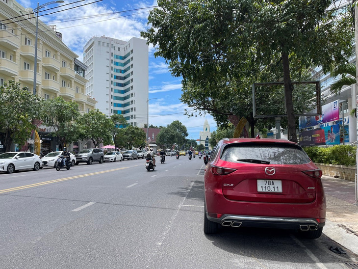 Khu vực đường Lê thánh Tôn được khoanh ô để xe ô tô đậu đỗ có thu phí