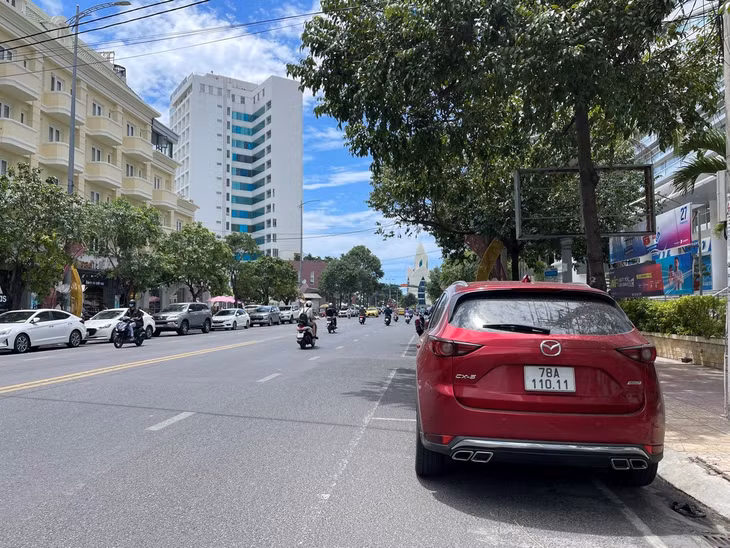 Khu vực đường Lê thánh Tôn được khoanh ô để xe ô tô đậu đỗ có thu phí