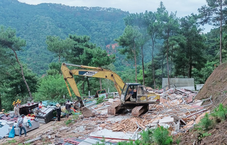 Lực lượng chức năng huyện Sóc Sơn phá dỡ căn nhà sáng 28/8