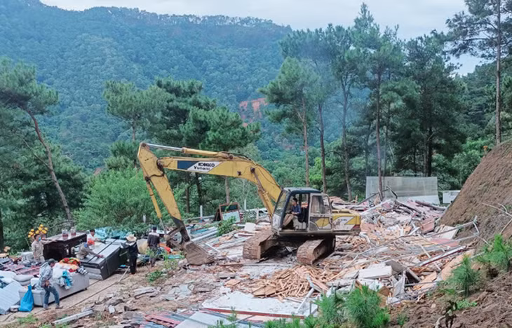 Lực lượng chức năng huyện Sóc Sơn phá dỡ căn nhà sáng 28/8