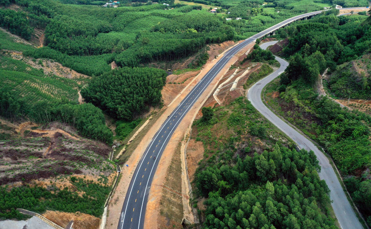 Cao tốc La Sơn - Túy Loan qua rừng quốc gia Bạch Mã có hai làn xe