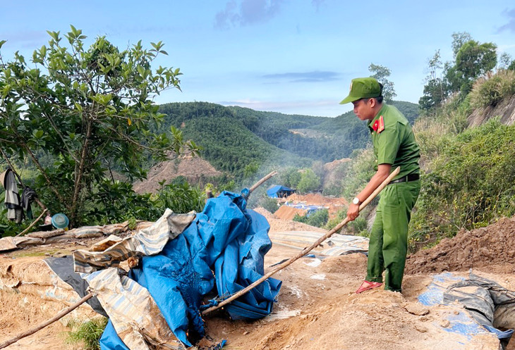 Công an xã Tam Lãnh phá bỏ lán trại của những người làm vàng trái phép