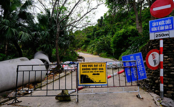 Các tuyến đường sạt lở đã đóng barie cảnh báo người dân và du khách