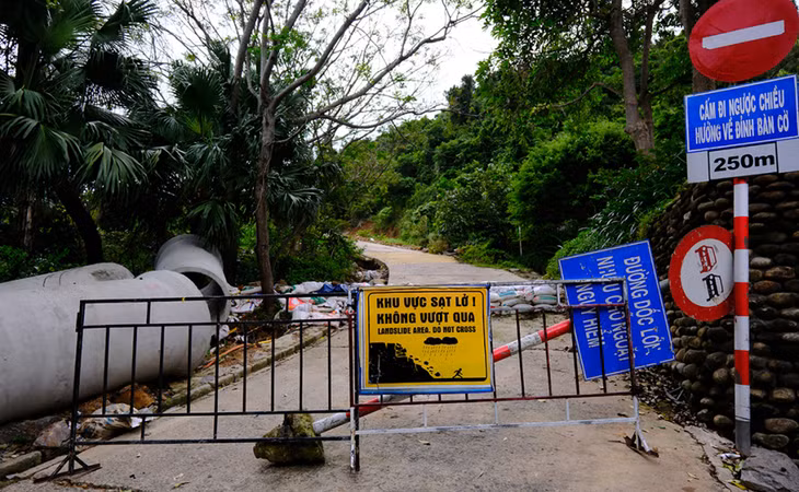 Các tuyến đường sạt lở đã đóng barie cảnh báo người dân và du khách