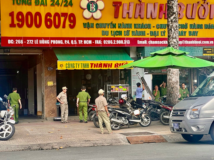 Cảnh sát khám xét trụ sở chính của nhà xe Thành Bưởi trên đường Lê Hồng Phong, Quận 5, TP.HCM