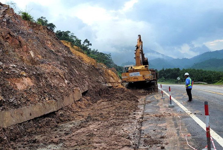 Hiện trạng sạt lở ta luy dương trên cao tốc La Sơn - Túy Loan, đất đá tràn xuống mặt đường