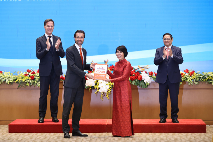 Hai Thủ tướng đã chứng kiến lễ trao 4 văn kiện hợp tác giữa các bộ, ngành, hiệp hội hai nước trong các lĩnh vực thăm dò và khai thác bền vững các khoáng sản quan trọng, hải quan, đầu tư, thương mại… - Ảnh: VGP