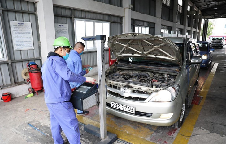 Nhân viên đăng kiểm thực hiện quy trình kiểm định xe cơ giới