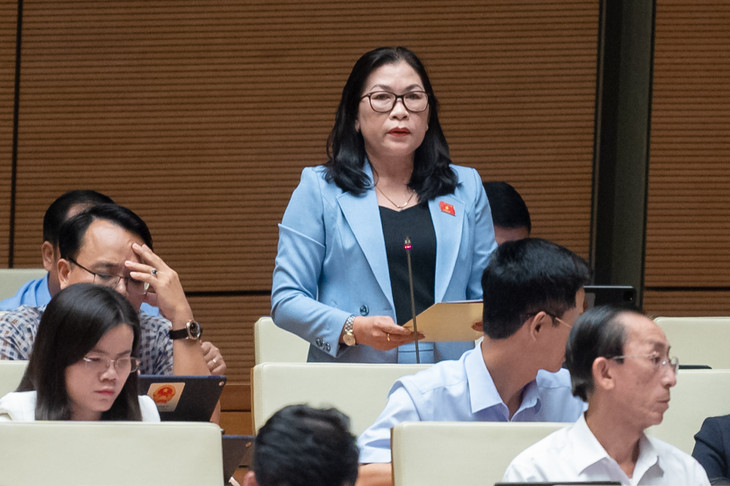 Đại biểu Bố Thị Xuân Linh - Đoàn ĐBQH tỉnh Bình Thuận: Cần ưu tiên các giải pháp kích cầu tiêu dùng trong nước