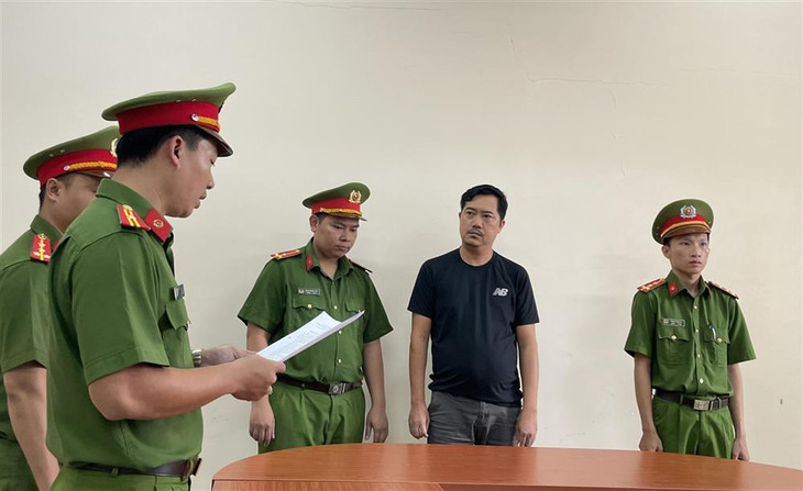 Cơ quan Cảnh sát điều tra Công an TP.HCM tống đạt các quyết định và lệnh đối với Ngô Tấn Đạt