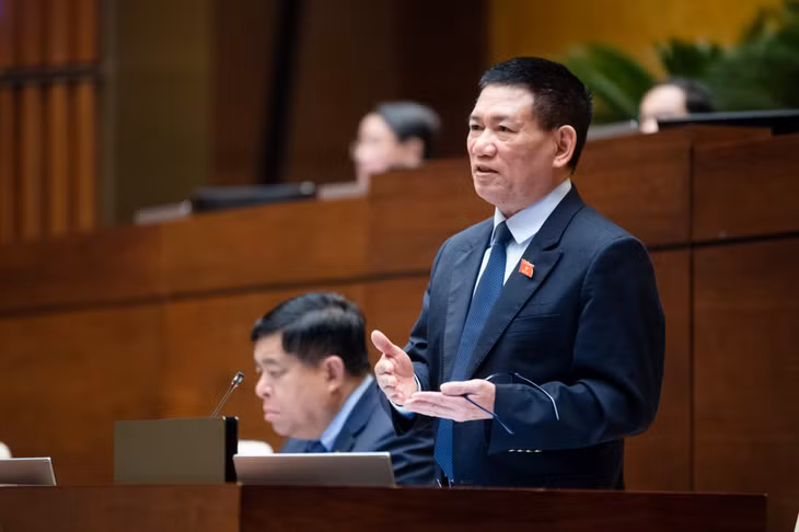 Bộ trưởng Bộ Tài chính Hồ Đức Phớc phát biểu giải trình, làm rõ một số vấn đề đại biểu Quốc hội nêu