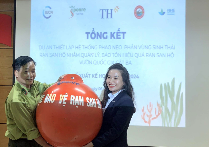 Bà Hoàng Thị Thanh Thủy - Giám đốc Phát triển bền vững Tập đoàn TH trao tặng phao neo cho đại diện VQG Cát Bà Bà Hoàng Thị Thanh Thủy - Giám đốc Phát triển bền vững Tập đoàn TH trao tặng phao neo cho đại diện VQG Cát Bà