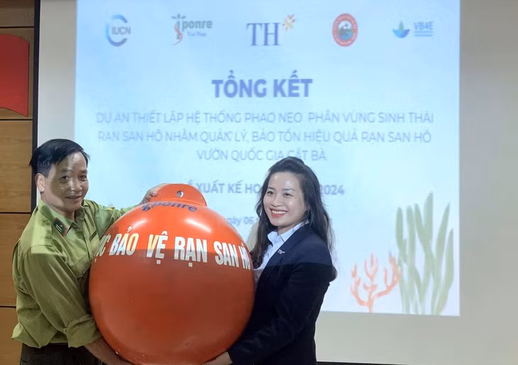 Bà Hoàng Thị Thanh Thủy - Giám đốc Phát triển bền vững Tập đoàn TH trao tặng phao neo cho đại diện VQG Cát Bà