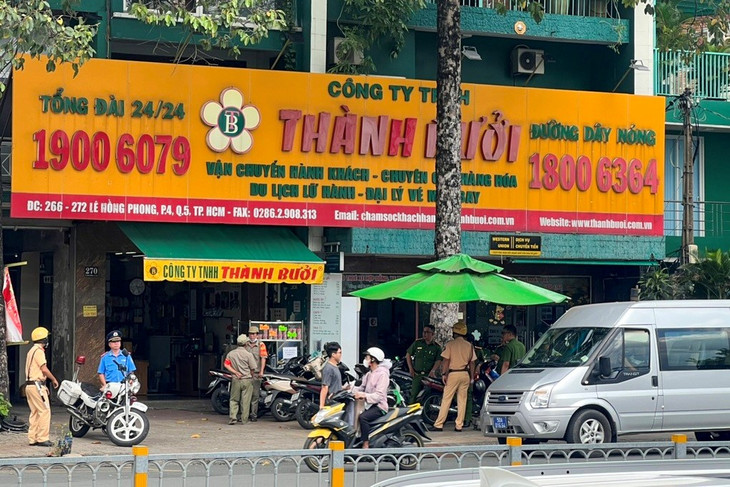 Lực lượng chức năng có mặt tại trụ sở Công ty Thành Bưởi ở Quận 5, TP.HCM chiều 26/10
