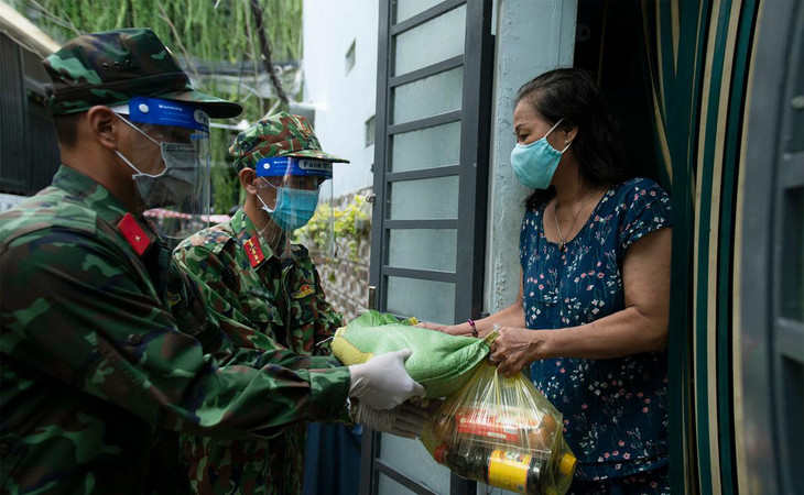 Sáng 24/8, cán bộ, chiến sĩ Trung đoàn 1, Sư đoàn 9, Quân đoàn 4 của Bộ Quốc phòng cùng cán bộ chính quyền địa phương trao túi quà an sinh cho người dân sống tại các con hẻm của đường Chiến Thắng, Phường 9, quận Phú Nhuận, TP.HCM.