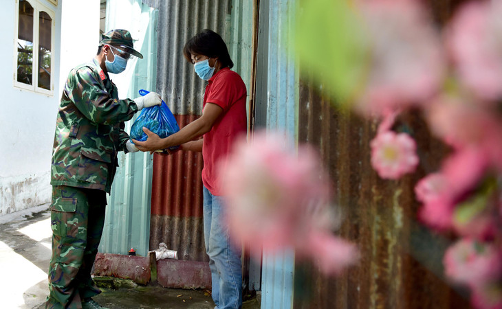 Hàng trăm túi rau củ trong sáng nay đã được gửi đến tay những gia đình gặp khó khăn trong mùa dịch. Để đảm bảo an toàn phòng dịch, các chiến sĩ thực hiện nghiêm việc đeo khẩu trang, kính chắn giọt bắn, găng tay y tế, xịt khử khuẩn thường xuyên và giữ khoảng cách, tránh tối đa việc tiếp xúc với người dân. Chỉ đứng bên ngoài cửa nhà, trao quà xong là rời đi ngay
