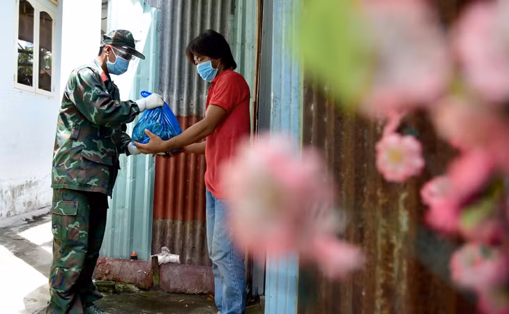 Hàng trăm túi rau củ trong sáng nay đã được gửi đến tay những gia đình gặp khó khăn trong mùa dịch. Để đảm bảo an toàn phòng dịch, các chiến sĩ thực hiện nghiêm việc đeo khẩu trang, kính chắn giọt bắn, găng tay y tế, xịt khử khuẩn thường xuyên và giữ khoảng cách, tránh tối đa việc tiếp xúc với người dân. Chỉ đứng bên ngoài cửa nhà, trao quà xong là rời đi ngay