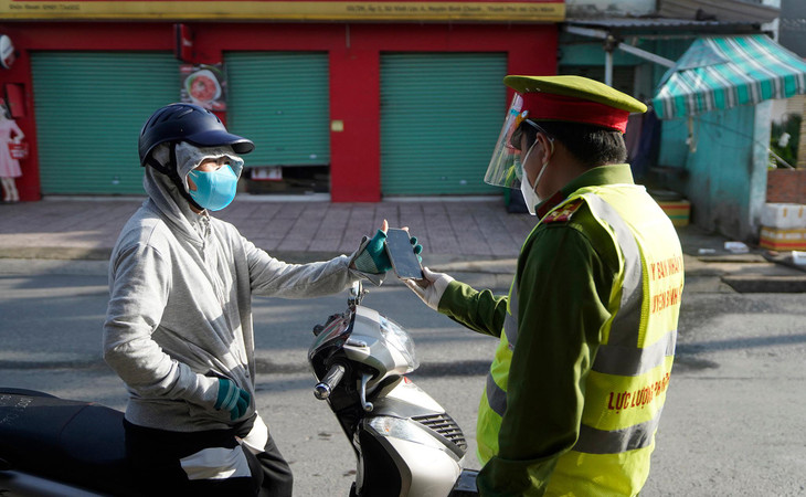 Một trường hợp có tin nhắn báo lịch đi tiêm vắc xin bị từ chối cho qua chốt, lực lượng gác chốt yêu cầu người dân phải có giấy hẹn