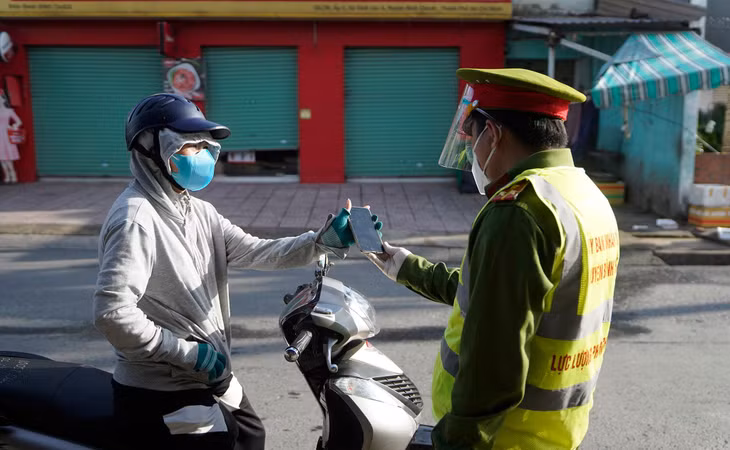 Một trường hợp có tin nhắn báo lịch đi tiêm vắc xin bị từ chối cho qua chốt, lực lượng gác chốt yêu cầu người dân phải có giấy hẹn