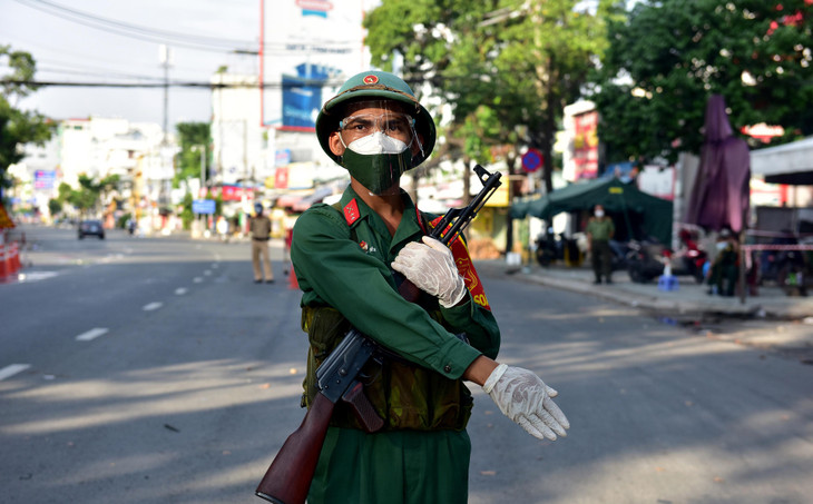 Sáng 23/8, TP.HCM thực hiện siết chặt giãn cách xã hội, tăng cường kiếm soát, phòng chống dịch Covid-19. Từ sáng sớm, lực lượng quân đội kiểm tra chặt người dân lưu thông qua các chốt kiểm tra ở nội thành TP.HCM