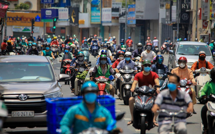 Trên đường Phan Đình Phùng (quận Phú Nhuận), lượng xe cộ lưu thông khá nhiều.