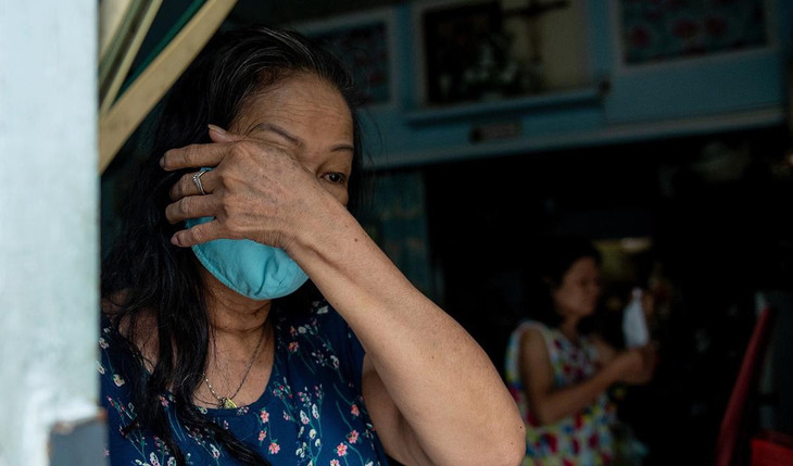 "Nhà tôi có 3 chị em đã lớn tuổi, thường xuyên đau ốm, không có việc làm. Khoảng một tháng nay, tôi và các chị phải ở nhà vì các lối đi đều bị giăng dây. Mỗi ngày, chúng tôi phải dùng chắt chiu những gói quà viện trợ để sống. Được mọi người quan tâm thật đáng quý", bà Vinh (ngụ hẻm 112 đường Chiến Thắng) bật khóc.