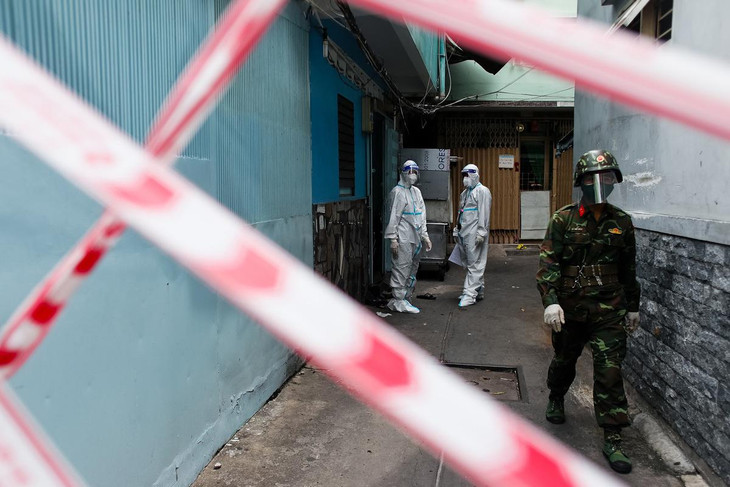 Một con hẻm thuộc Phường 4 (Quận 5) nằm trong &quot;vùng đỏ&quot; được lực lượng quân sự phối hợp với cơ quan chức năng tại phường theo dõi chặt chẽ