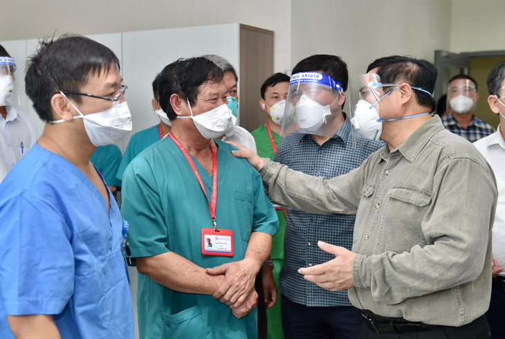 Thủ tướng động viên các bác sĩ đang ngày đêm chữa trị cho người bệnh. Ảnh: VGP