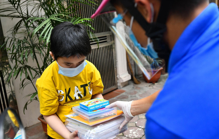 “Con cảm ơn chú ạ”, Nguyễn Duy Anh, lớp 3A4, trường Tiểu học Sài Đồng gửi lời cảm ơn khi nhận sách. Phụ huynh của em chia sẻ: “Thực sự nếu không có các bạn, tôi không biết phải làm thế nào để có kịp sách cho con bước vào năm học mới". “Con cảm ơn chú ạ”, Nguyễn Duy Anh, lớp 3A4, trường Tiểu học Sài Đồng gửi lời cảm ơn khi nhận sách. Phụ huynh của em chia sẻ: “Thực sự nếu không có các bạn, tôi không biết phải làm thế nào để có kịp sách cho con bước vào năm học mới".