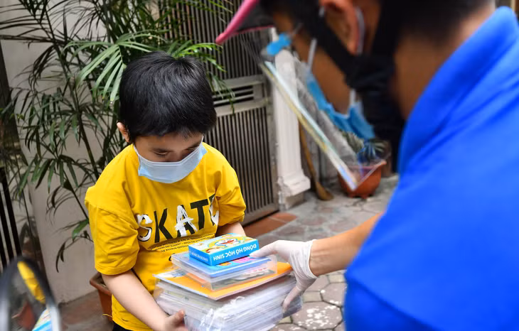 “Con cảm ơn chú ạ”, Nguyễn Duy Anh, lớp 3A4, trường Tiểu học Sài Đồng gửi lời cảm ơn khi nhận sách. Phụ huynh của em chia sẻ: “Thực sự nếu không có các bạn, tôi không biết phải làm thế nào để có kịp sách cho con bước vào năm học mới".